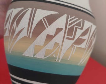 Jarrón de boda vintage de estilo nativo americano navajo tallado a mano en azul, rosa y blanco