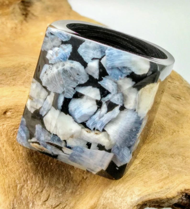 317 V Blue Coral Vintage Lucite Ring