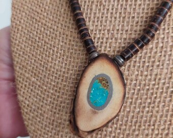 Collier Heishi vintage en bois de coco et pendentif en pierre turquoise incrusté