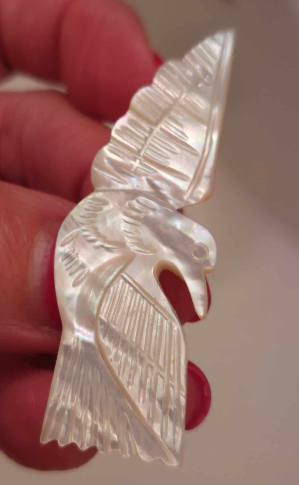 ヴィンテージ彫刻の鳥のマザーオブパールの貝殻ブローチ - Etsy 日本
