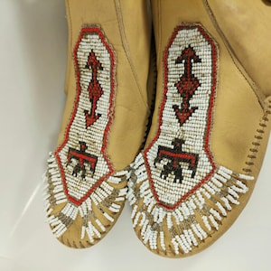 Vintage First Nations Native Moccasins , Hand Sewn, THUNDERBIRD Glass Beaded Artisan Made . LADIES SIZE 6