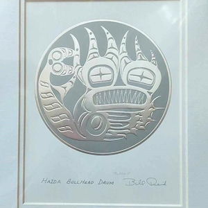 Silberfarbene geprägte "HAIDA BULLHEAD DRUM " - Kunstkarte mit Passepartout von Bill Reid