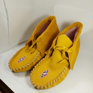 Vintage First Nations Native Moccasins , Hand Sewn Glass Beaded Artisan Made . LADIES SIZE 8