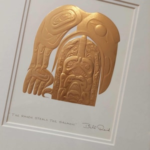 Haida Gold Embossed ""The Raven Steals the Salmon"" Gerahmter Kunstdruck von Bill Reid