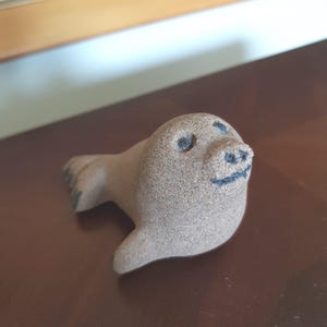 Kleine geschuurde keramische babyzeehond afbeelding 3
