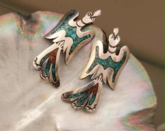 Brincos vintage Navajo Thunderbird com incrustações de turquesa triturada e prata de lei, assinados.