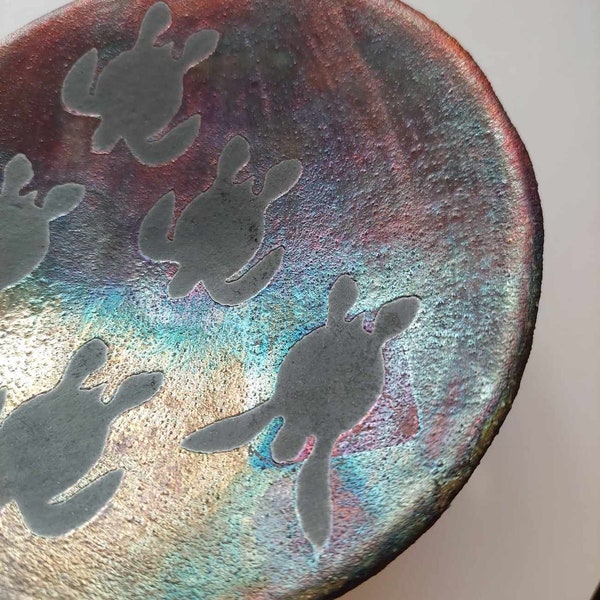 Raku-Keramik irisierender mehrfarbiger kleiner Teller, Schüssel, signiert