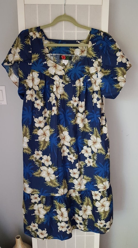 Vintage Hawaiian Cotton Womens Blue and White Flo