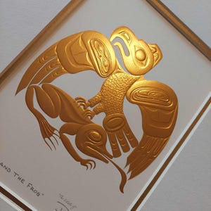 Goldgeprägter Kunstdruck ""The EAGLE and the FROG"" von Bill Reid."