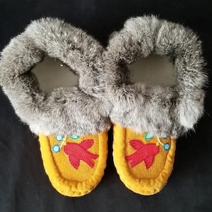 NEW Vintage First Nations Northern Manitoba Moccasins , Hand Sewn Glass Beaded Artisan Made