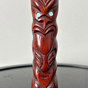 Nieuw-Zeeland handgesneden Maori hoofd Tiki-totemmasker, Tiki uit het midden van de eeuw, Hawaiiaanse Tiki-god, Hawaiiaans decor, Tiki-decor, Tiki-houtsnijwerk, Tiki