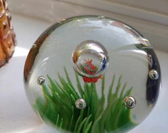 Grote handgeblazen vintage presse-papier, gesigneerd.