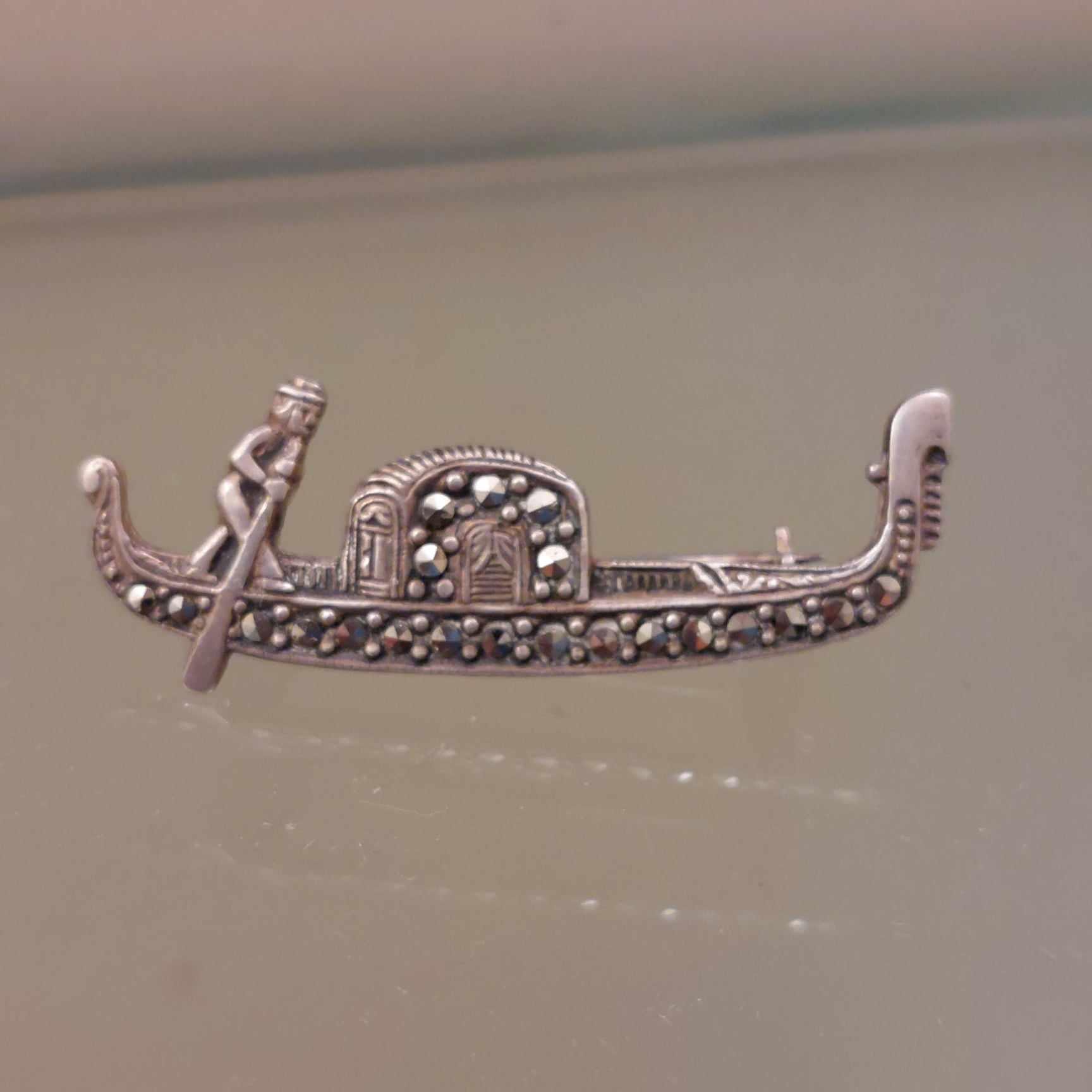 Broche Ancienne En Argent Massif 800 - Gondolier Avec Marcassites, Très Bon état