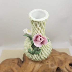 Vintage handgemaakte geweven lichtgroene en roze glazen rozen kleine knop vaas- Italië