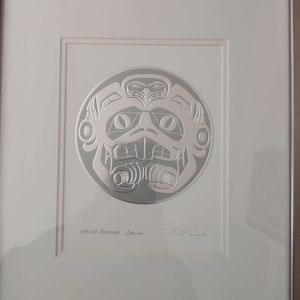 "Gerahmte silberfarbene Karte mit Passepartout ""HAIDA BEAVER DRUM "" von Bill Reid