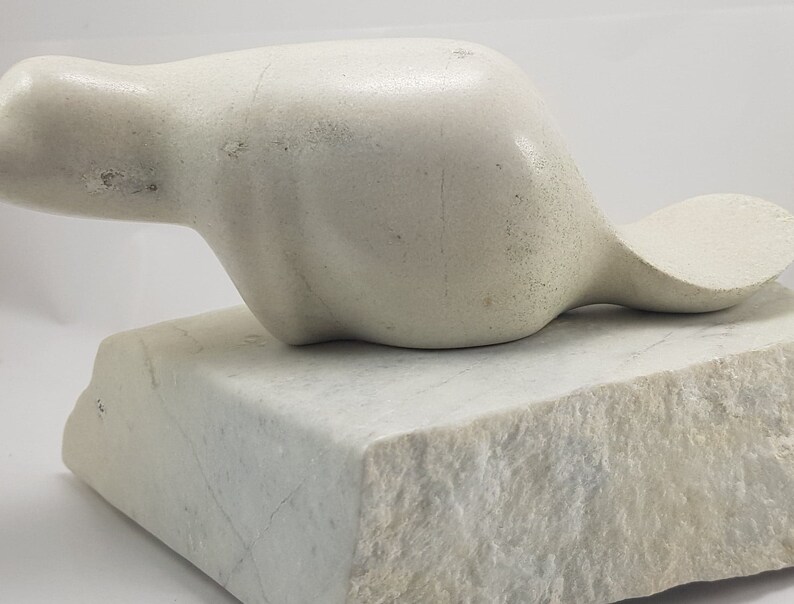 In good condition. Vintage Carved Beaver Marble hand crafted sculpture Hoselton Sculpture Made in Canada