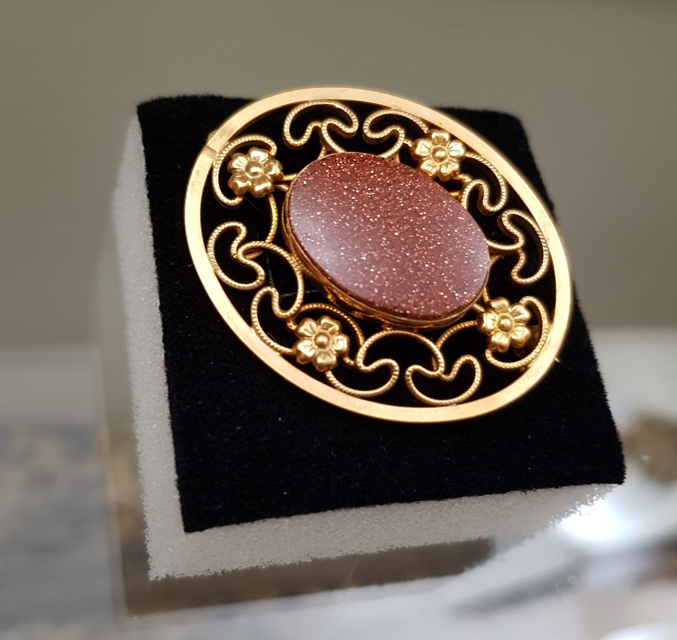 Broche Ancienne Dorée Avec Pierres – Style Vintage, En Très Bon état, Sans Marque