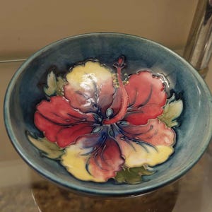 Vintage Pottery Moorcroft  England, Hibiscus Flower Pin Dish , Small Bowl Green blue