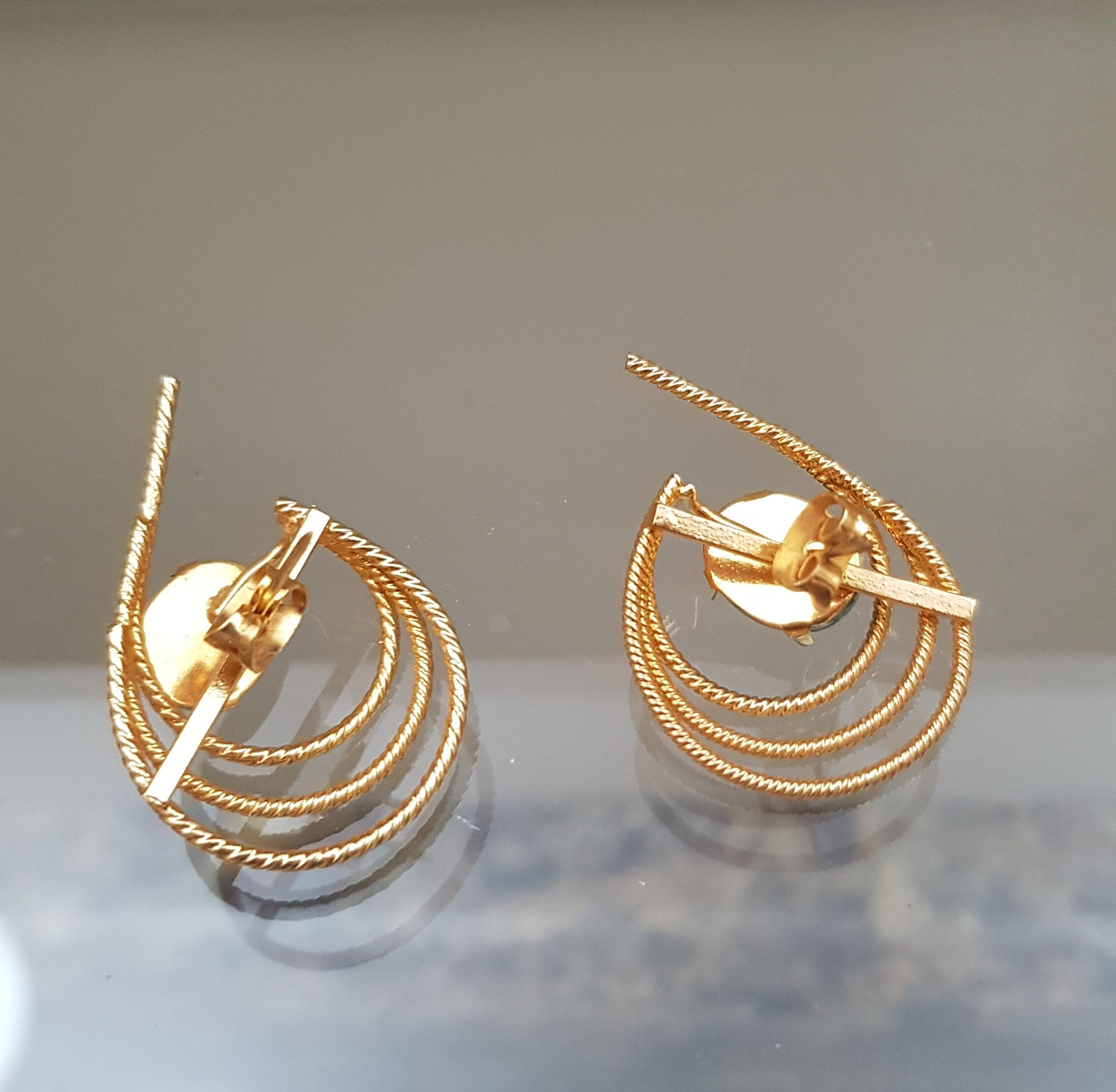 Boucles D'oreilles Anciennes En Jade Et Plaqué Or - Style Puces, Fermoir Clous, Vintage