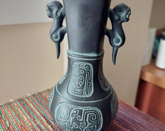 Vaso vintage dettagliato in argilla nera peruviana e messicana