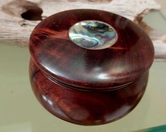 Piccolo contenitore portaoggetti in legno intagliato a mano, con conchiglia di abalone intarsiata, firmato