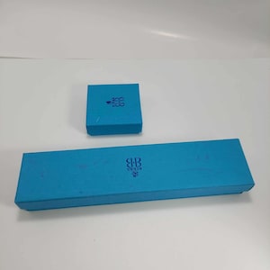 DEUX petites boîtes en carton bleues Birks antiques