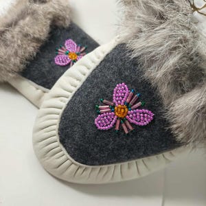 Vintage First Nations Native Moccasins , Hand Sewn Glass Beaded Artisan Made . LADIES SIZE 6