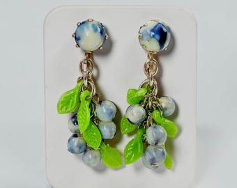 Orecchini vintage anni '40 a grappolo di bacche, perline di plastica blu e foglie in lucite verde.