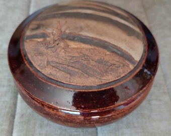 Plato de cerámica vintage con tapa de arena y paisaje, firmado