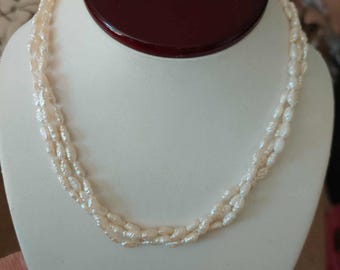 Naszyjnik z potrójnie splecionych pereł słodkowodnych w stylu vintage z czarnym kamieniem i zapięciem posrebrzanym