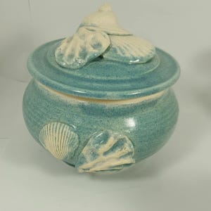 Pequeño recipiente con tapa de conchas marinas de Studio Pottery, firmado por el artesano