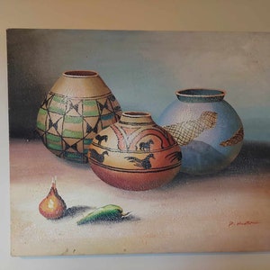Op de afbeelding: Olieverfschilderij van drie decoratieve keramische potten met ingewikkelde patronen en ontwerpen. De potten zijn in tinten beige, oranje en blauw. Een kleine ui en een groene peper staan op de voorgrond. Gesigneerd P. Huston.