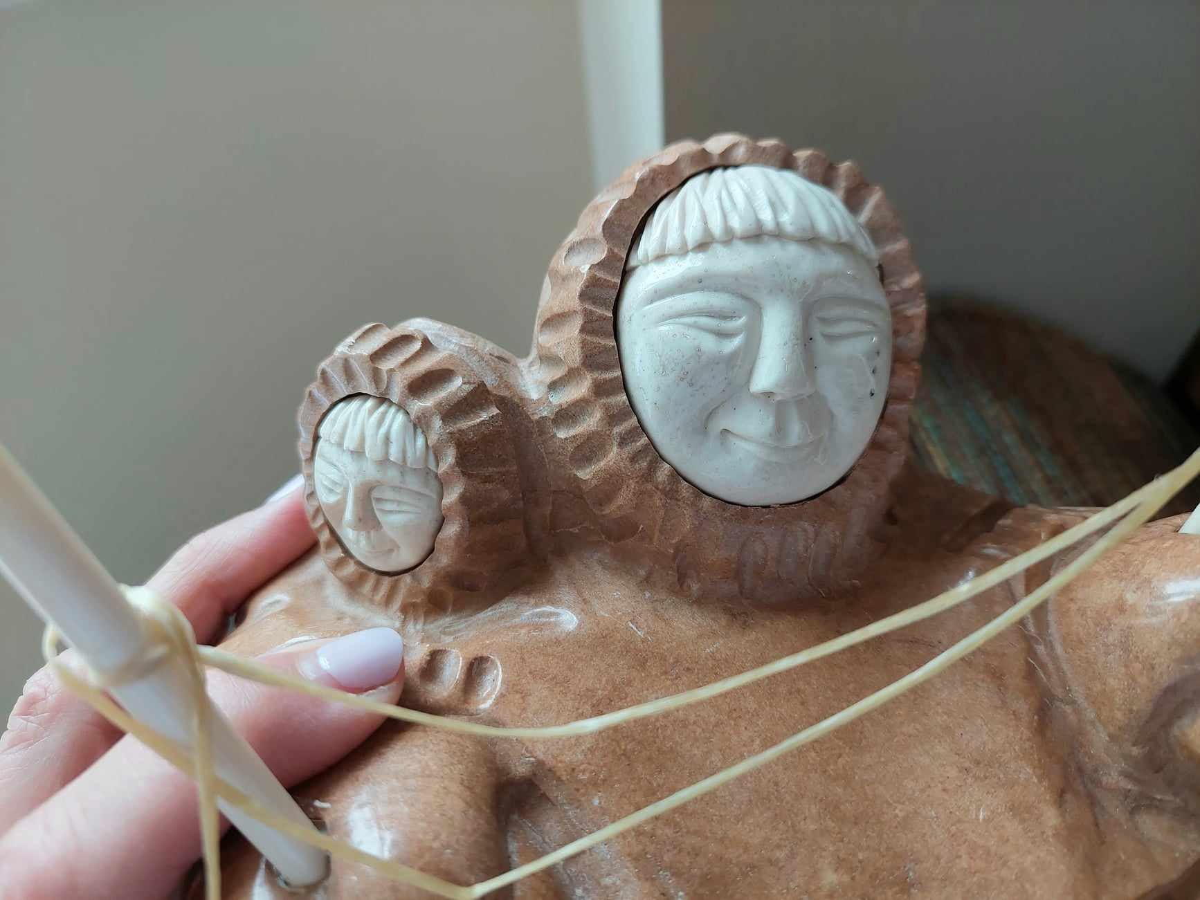 大型イヌイットのヴィンテージソープストーン彫刻、漁師と子供 - Etsy 日本