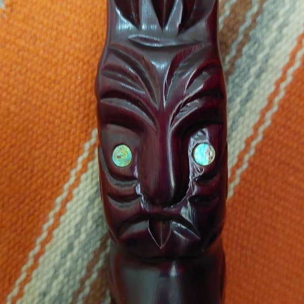 Masque de totem Tiki tête Maori sculpté à la main de Nouvelle-Zélande, Tiki du milieu du siècle, Dieu Tiki hawaïen, décor hawaïen, décor Tiki, sculpture sur bois Tiki, Tiki