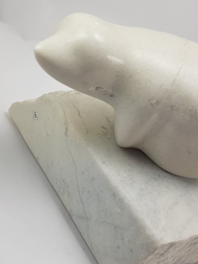 In good condition. Vintage Carved Beaver Marble hand crafted sculpture Hoselton Sculpture Made in Canada
