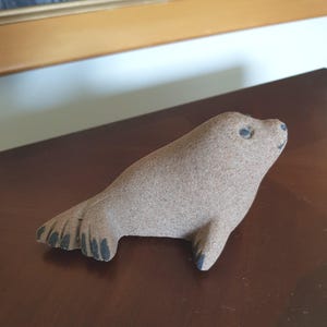 Kleine geschuurde keramische babyzeehond afbeelding 1