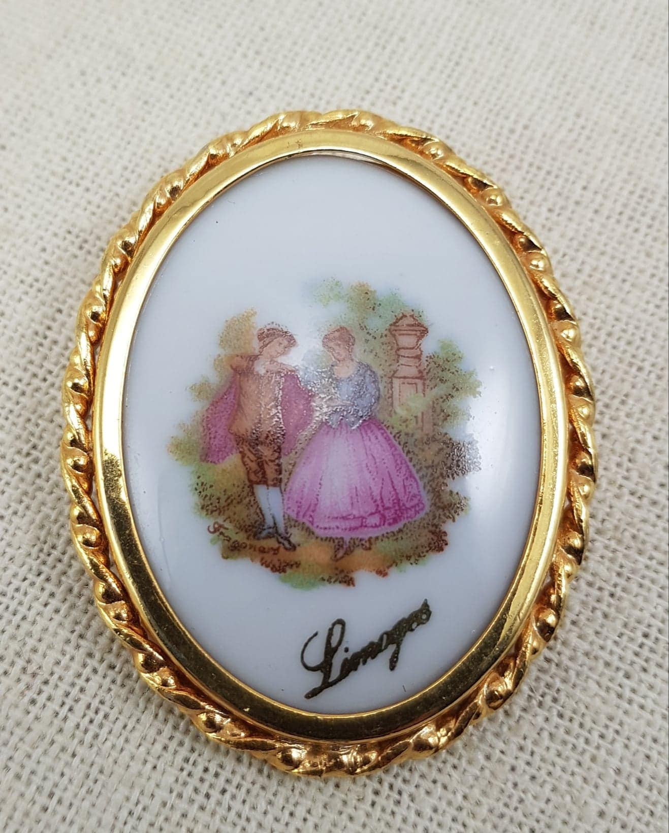 Broche Limoges Années 60 - Décor Floral Romantique, Monture Laiton Doré, 54x43 Mm, Occasion