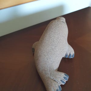 Kleine geschuurde keramische babyzeehond afbeelding 4