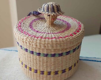 Cesta pequeña tejida vintage con tapa de señora con sombrero