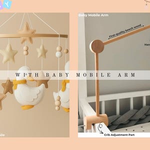 Op de afbeelding: Een baby mobile en mobiele arm set. De mobiel heeft beige sterren, houten kralen en witte eendenfiguren met gele accenten. De mobiele arm is gemaakt van beukenhout en bevat een wiegverstelstuk.