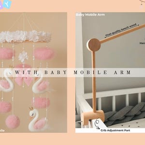 Op de afbeelding: Een baby mobile met een zwanenthema, met witte zwanen met roze accenten, roze pompons en een witte bloemenkrans. De mobiel hangt aan een houten frame. Een aparte houten mobiele arm is ook afgebeeld.