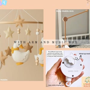 Op de afbeelding: Een baby mobile met een houten frame, met hangende sterren, houten kralen en witte eendenfiguren met gele accenten. Inclusief een baby mobile arm en een opwindbare muziekdoos. De tekst "WITH ARM AND MUSIC BOX" is zichtbaar.