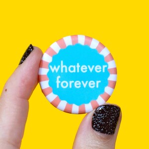 以下が含まれることがあります： 「whatever forever」と書かれた青とピンクのボタン
