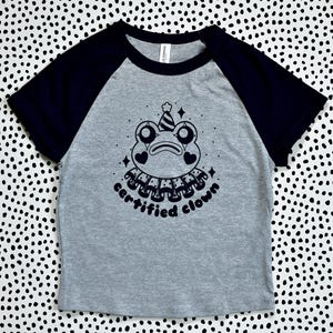 Camiseta de bebé raglán de microcanalé con estampado de rana payaso certificada / serigrafiada en edición limitada
