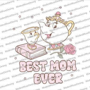Puede incluir: Una tetera y una taza de té blancas con detalles en rosa y azul, una rosa rosa y un libro cerrado con lomo rosa. El texto "BEST MOM EVER" está escrito en letras rosas.