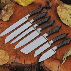 Set di 7 coltelli da chef in acciaio J2, realizzati a mano, con manico personalizzato e fodero in pelle arrotolabile.
