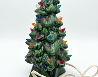 Árbol de Navidad de cerámica vintage de 8 pulgadas, multicolor, iluminado, de la década de 1970.