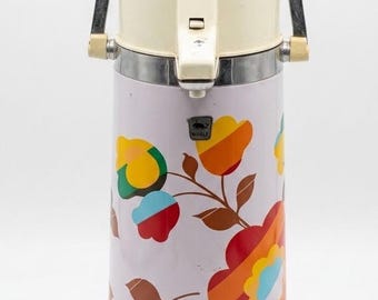 Dispensador de café caliente y frío, y zumos estilo vintage de los años 70 con diseño floral.