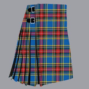 Puede incluir: Un kilt de tartán azul, rojo, amarillo y blanco, con hebillas negras. El kilt presenta un diseño plisado y está hecho de tela tejida. Esta prenda tradicional se usa a menudo en eventos formales. La longitud del kilt es de aproximadamente 60 cm.