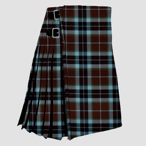 Könnte beinhalten: Ein traditioneller Kilt in einem braunen, schwarzen und tealfarbenen Karomuster. Der Kilt hat Falten und zwei silberne Schnallen. Der Stoff hat eine gewebte Textur, und das Design ist symmetrisch.